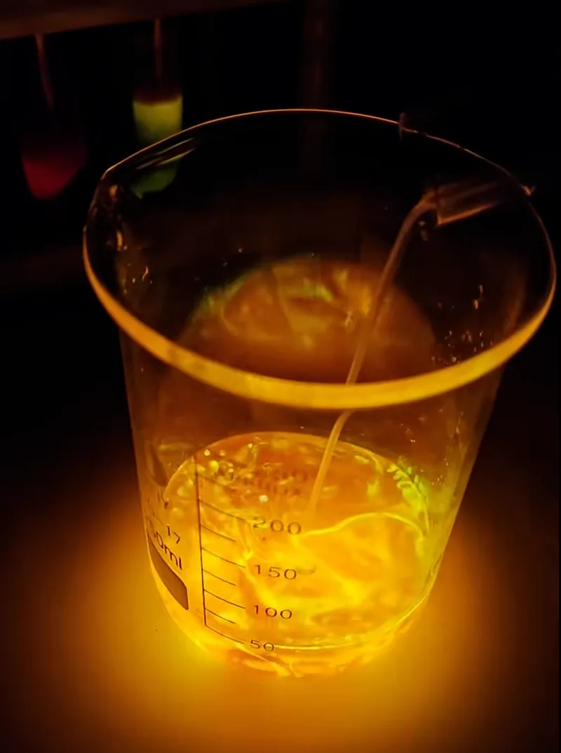 双草酸酯与过氧化氢在乙酸钠催化作用下的荧光盛宴